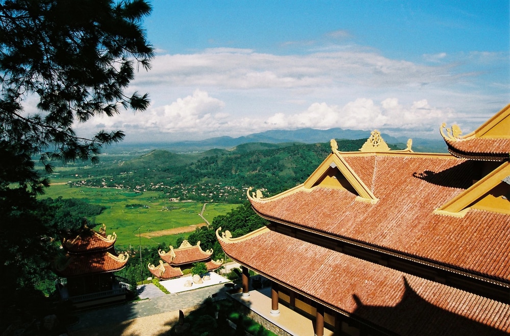 Những ngôi chùa có kiến trúc bề thế nằm giữa thiên nhiên ngút ngàn